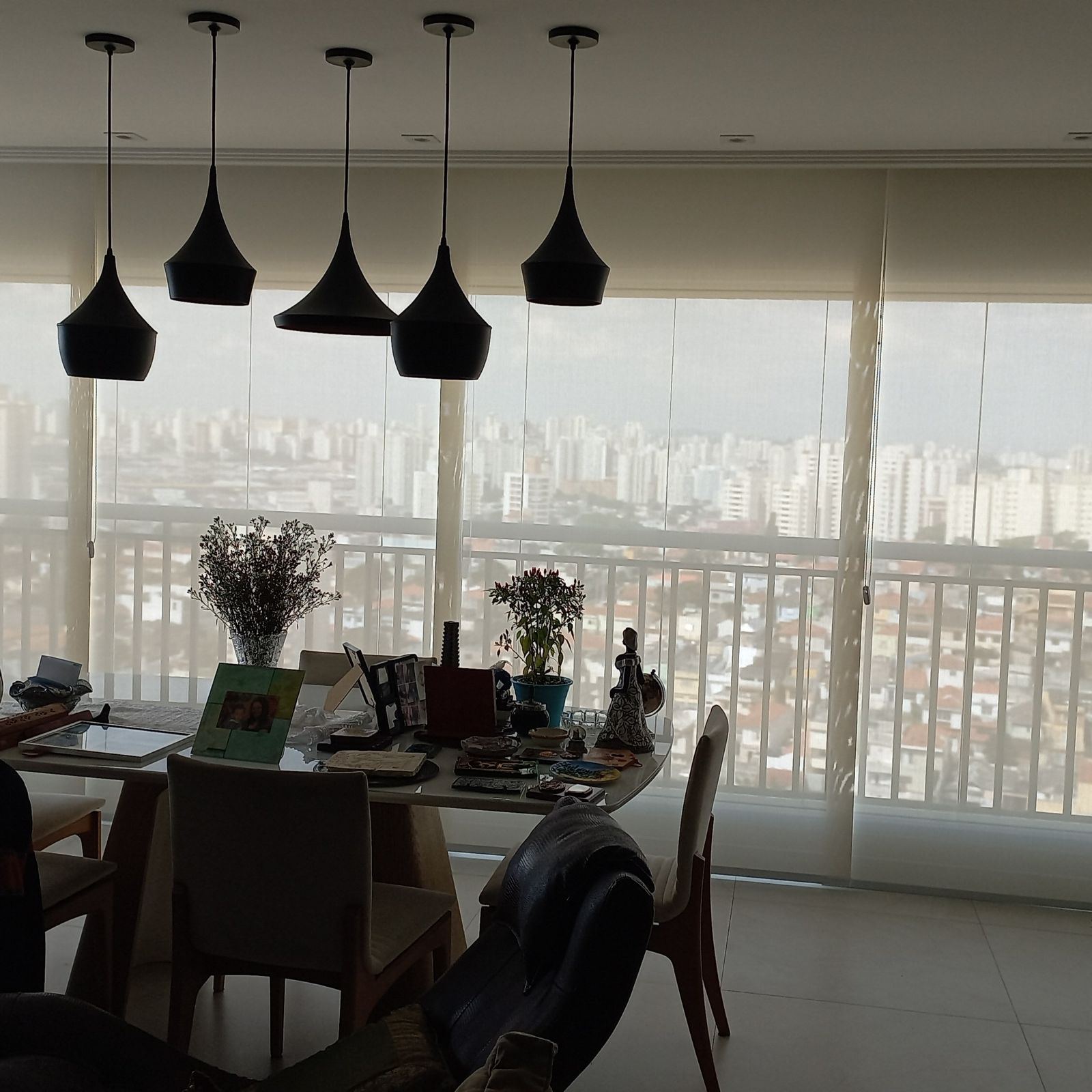 Persiana screen em sala de jantar de apartamento alto padrão em São Paulo