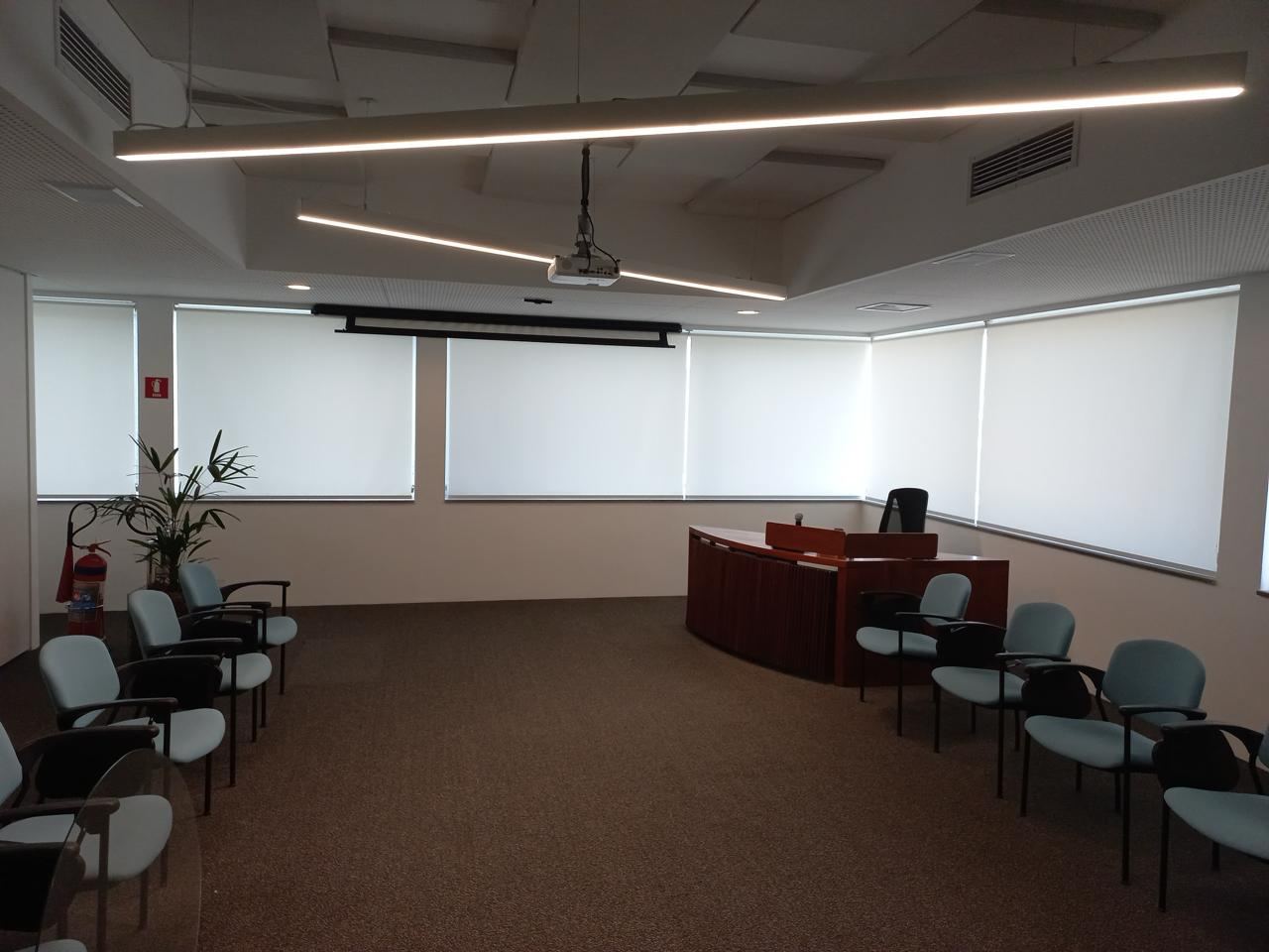 Persianas screen em sala de reunião corporativa