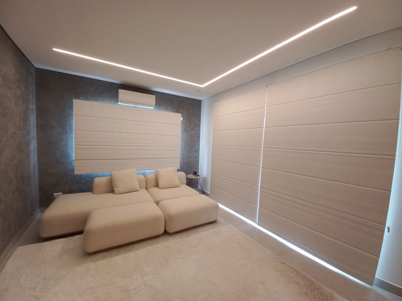 Persiana romana blackout com LED em home theater